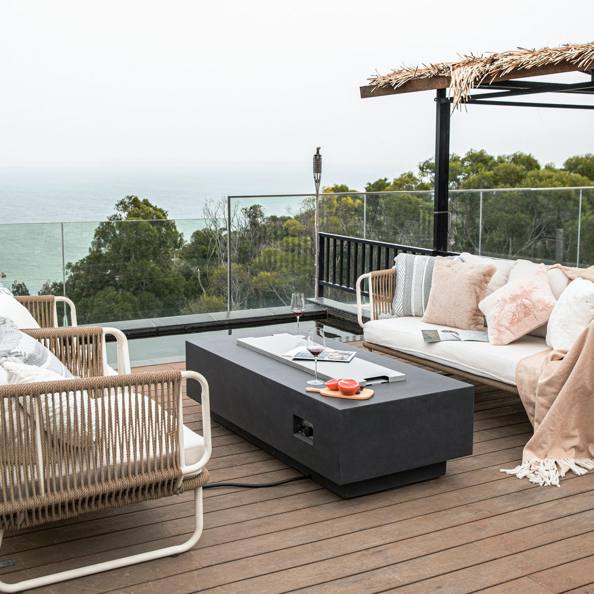 FEUERTISCH Granville Gasfeuerstelle aus GF-Beton - 4-tlg. Set inkl. Glasumrandung, Brennerabdeckung und Gasflaschen-Abdeckung - Dunkelgrau, Naturmaterialien (70/43/152cm) - Elementi