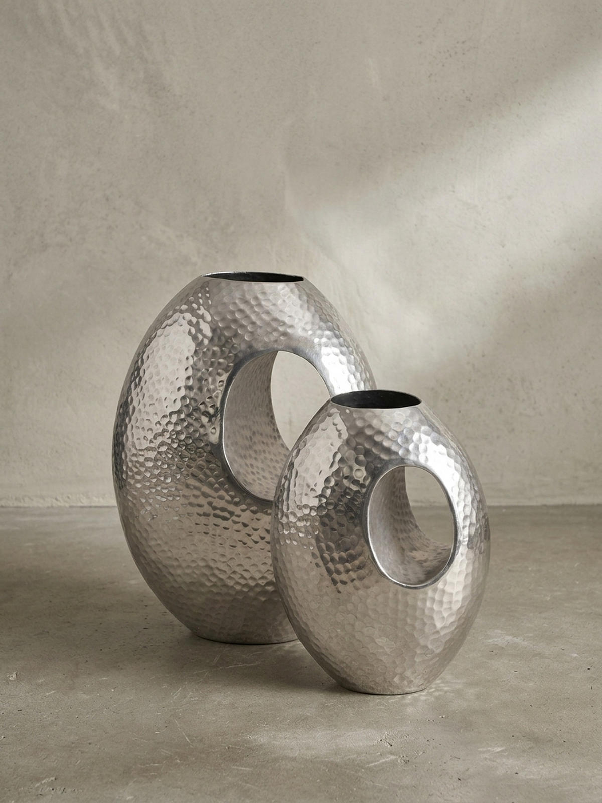VASE 2er Set Aluminium mit Tragegriff Hammerschlag Modern Handgefertigt, Silbern 29x17x39 cm - Silberfarben, Metall (39cm) - KADIMA DESIGN