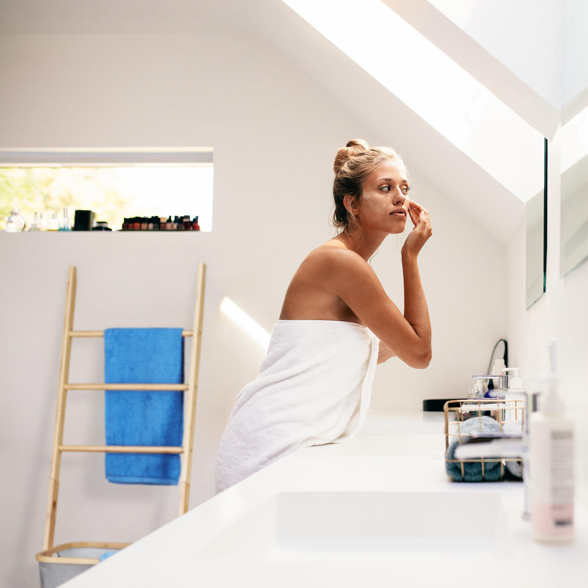 DRŽIAK na uteráky - svetlohnedá, drevo/textil (43.5/139/33cm) - Relaxdays