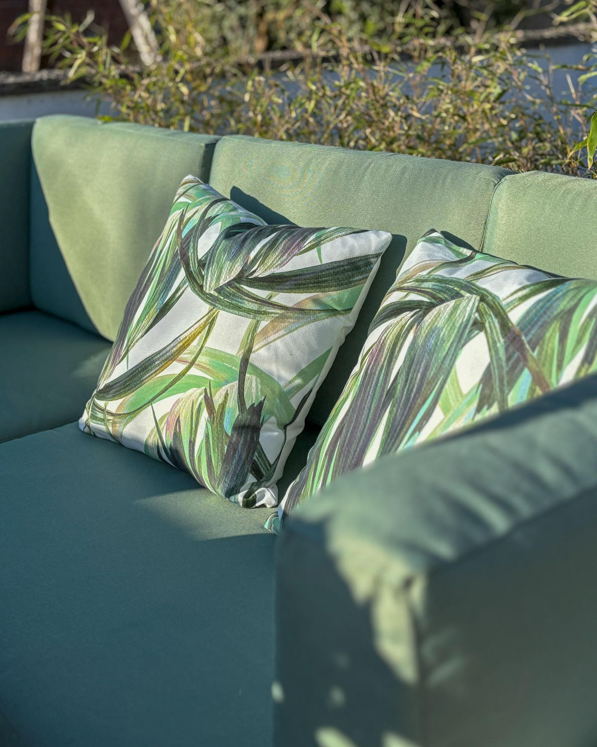 ZAHRADNÍ POLŠTÁŘ sada 2 ks S motivem listů zelený/bílý 45/45 cm Calderina - zelená barva, textil (45/45cm) - Beliani