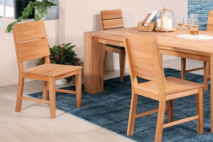 Dřevěné židle a dřevěné lavice