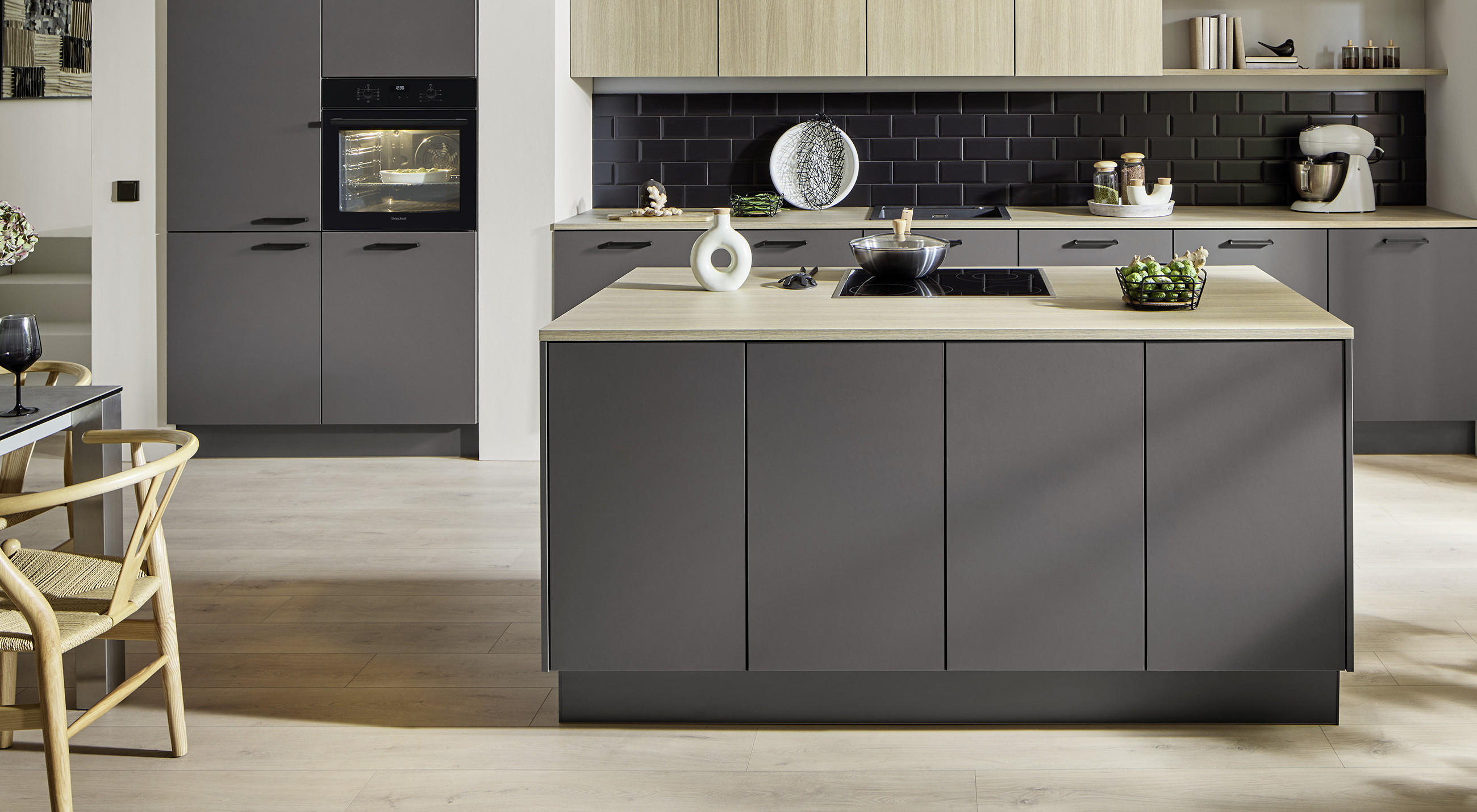 Grifflose Küche im skandinavischen Stil mit hellen Holzelementen und passenden Küchenmöbeln.