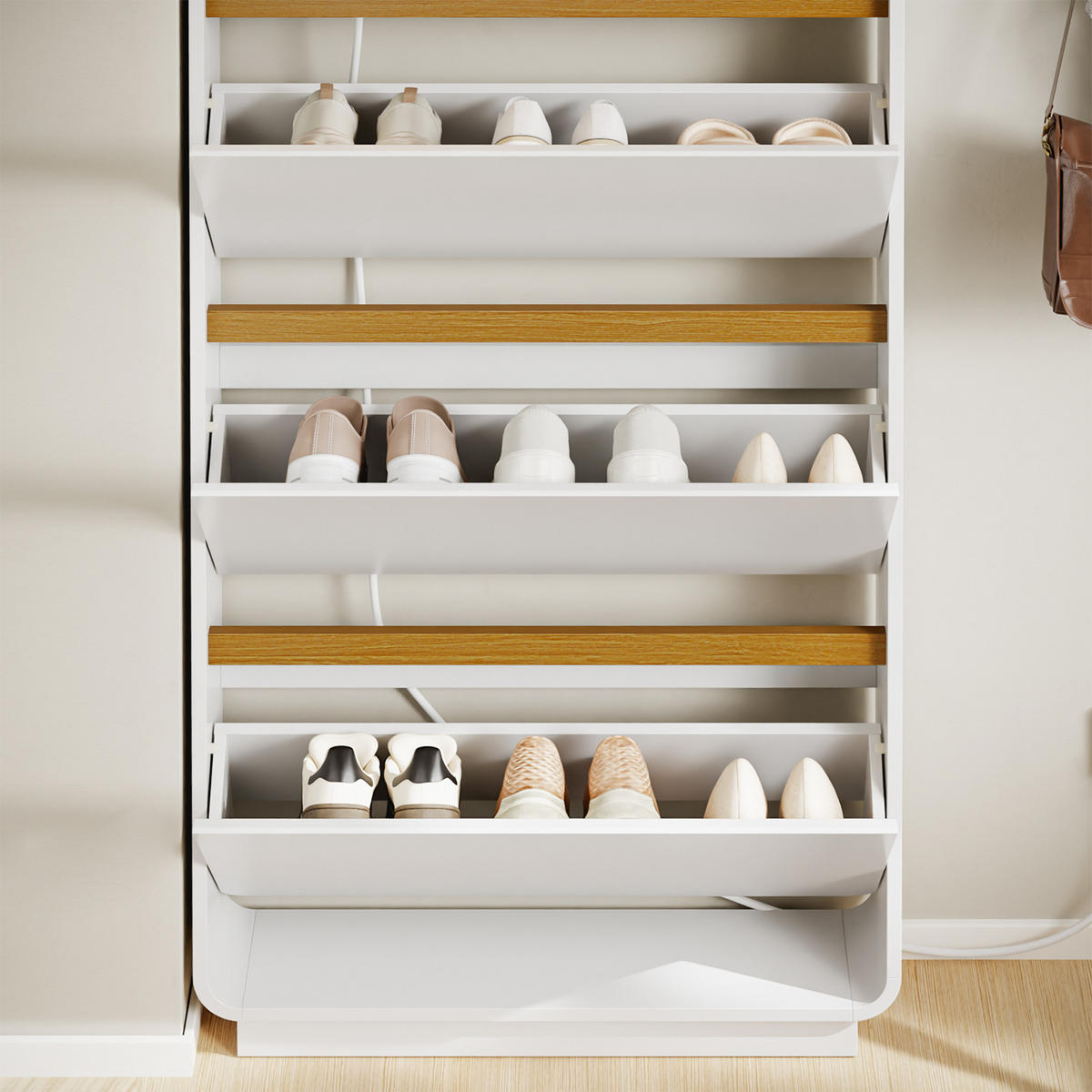 SCHUHSCHRANK mit Steckdose und USB-Ladefunktion FSR228-E-WN - Ahornfarben/Weiß, Holzwerkstoff/Fell (15/126/72cm) - SoBuy