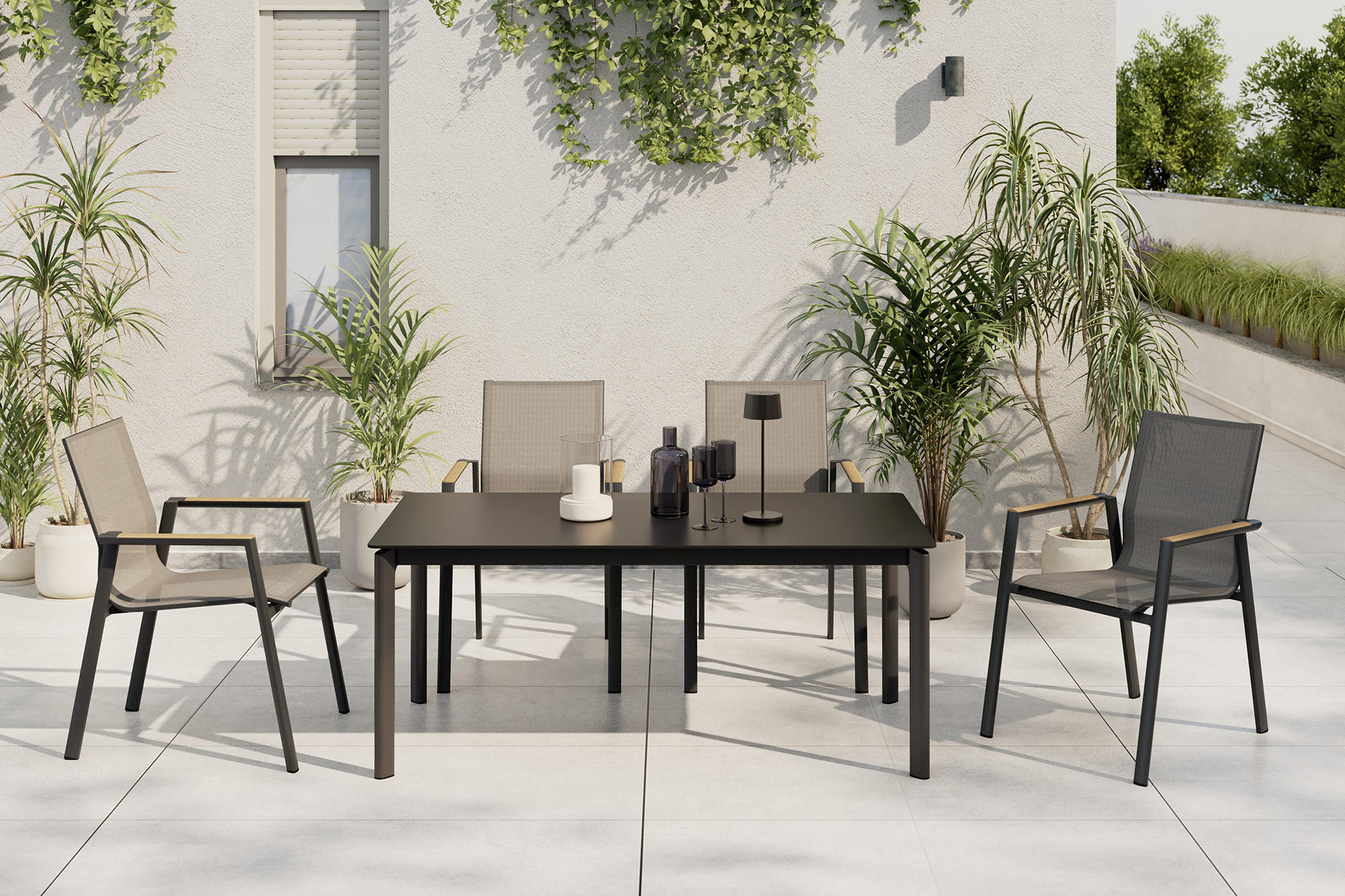 Modern kerti étkezőasztal porszórt alumínium, antracit, 180/90 méretben, 75 cm magas, alumínium váz, műkő asztallap, rakásolható karosszék, antracit, natúr necc ülőfelület, tíkfa betét