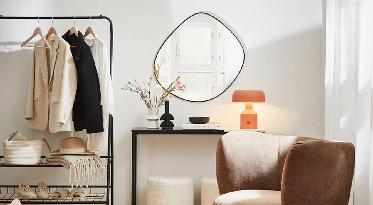 Ankleidezimmer mit Garderobe, Schminktisch mit Wandspiegel