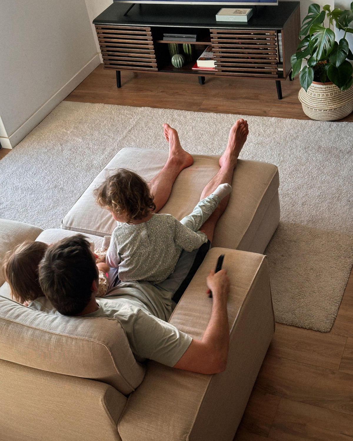 TV STOLEK Tmavě hnědý, Černý PERTH 40/140/54 cm - tmavě hnědá, kompozitní dřevo (140/54/40cm) - Beliani