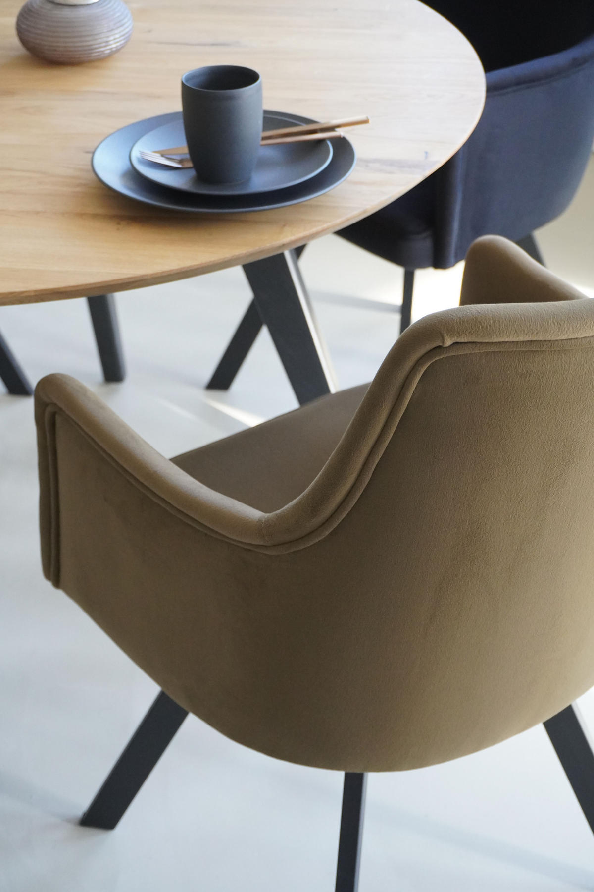 ARMLEHNENSTUHL Sello oliv mit T-Fuß drehbar - Schwarz/Olivgrün, Textil/Metall (55/90/58cm) - INKA furniture