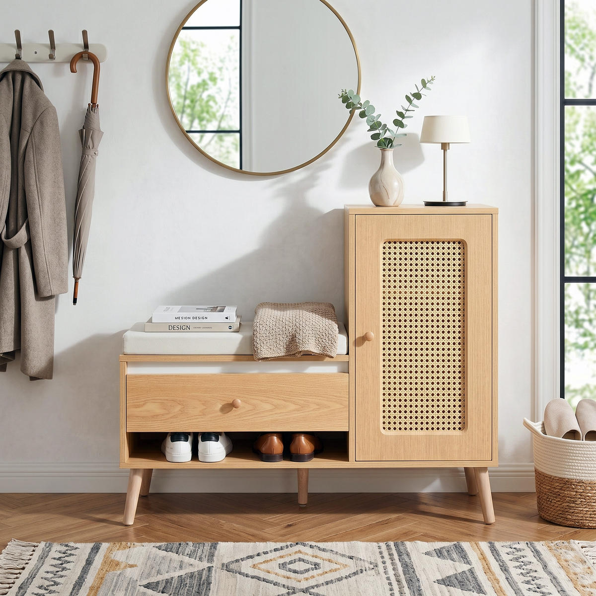 BOTNÍK ve vzhledu dřeva – botník s ratanovými dvířky a podsedákem - přírodní, kompozitní dřevo (95.5/80.5/35cm) - Urban Meuble