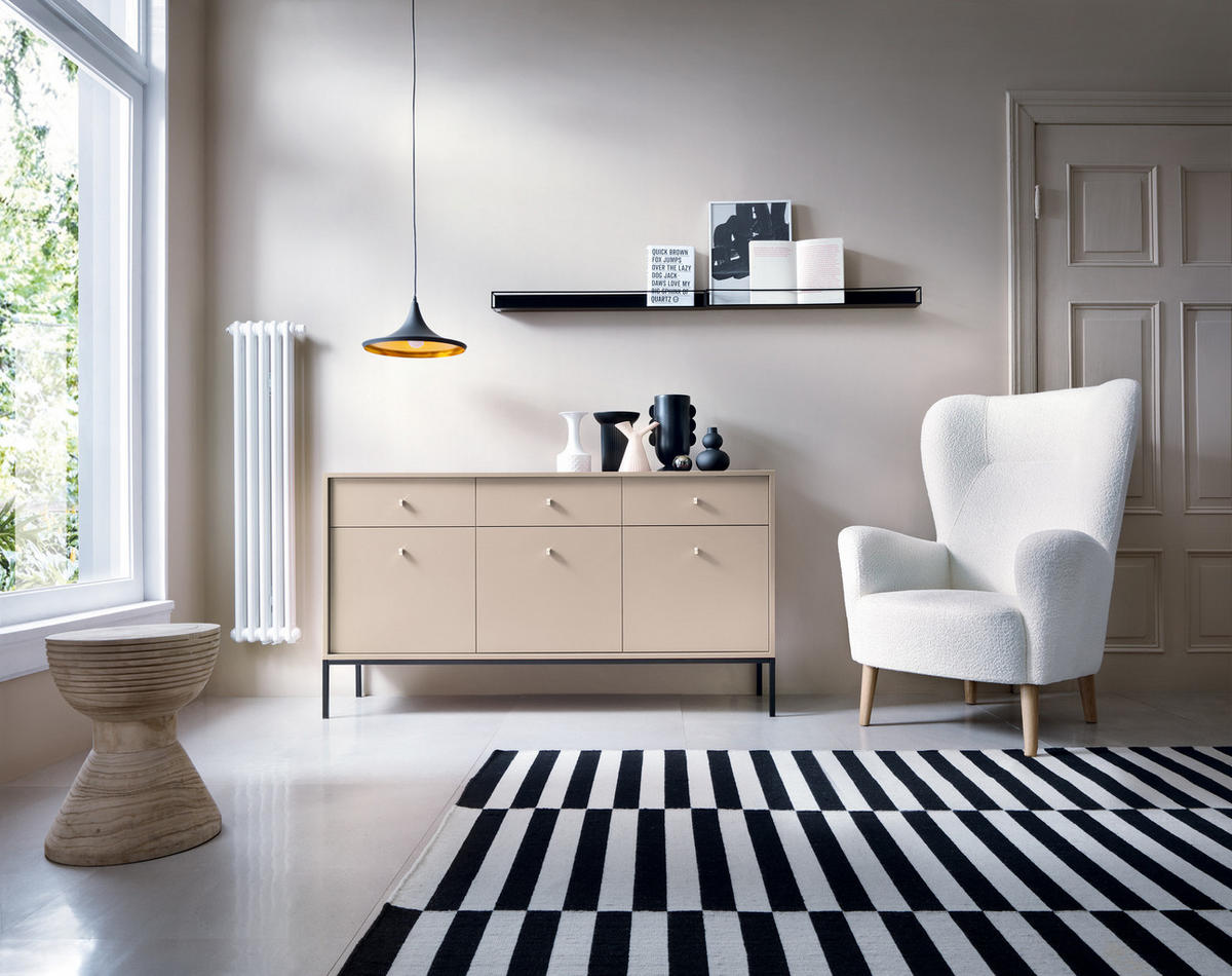 KOMMODE Molly Beige, Schwarze Beine, Dreitürige mit Schubladen - Beige/Schwarz, Holzwerkstoff/Metall (154/83/39cm) - Bettso