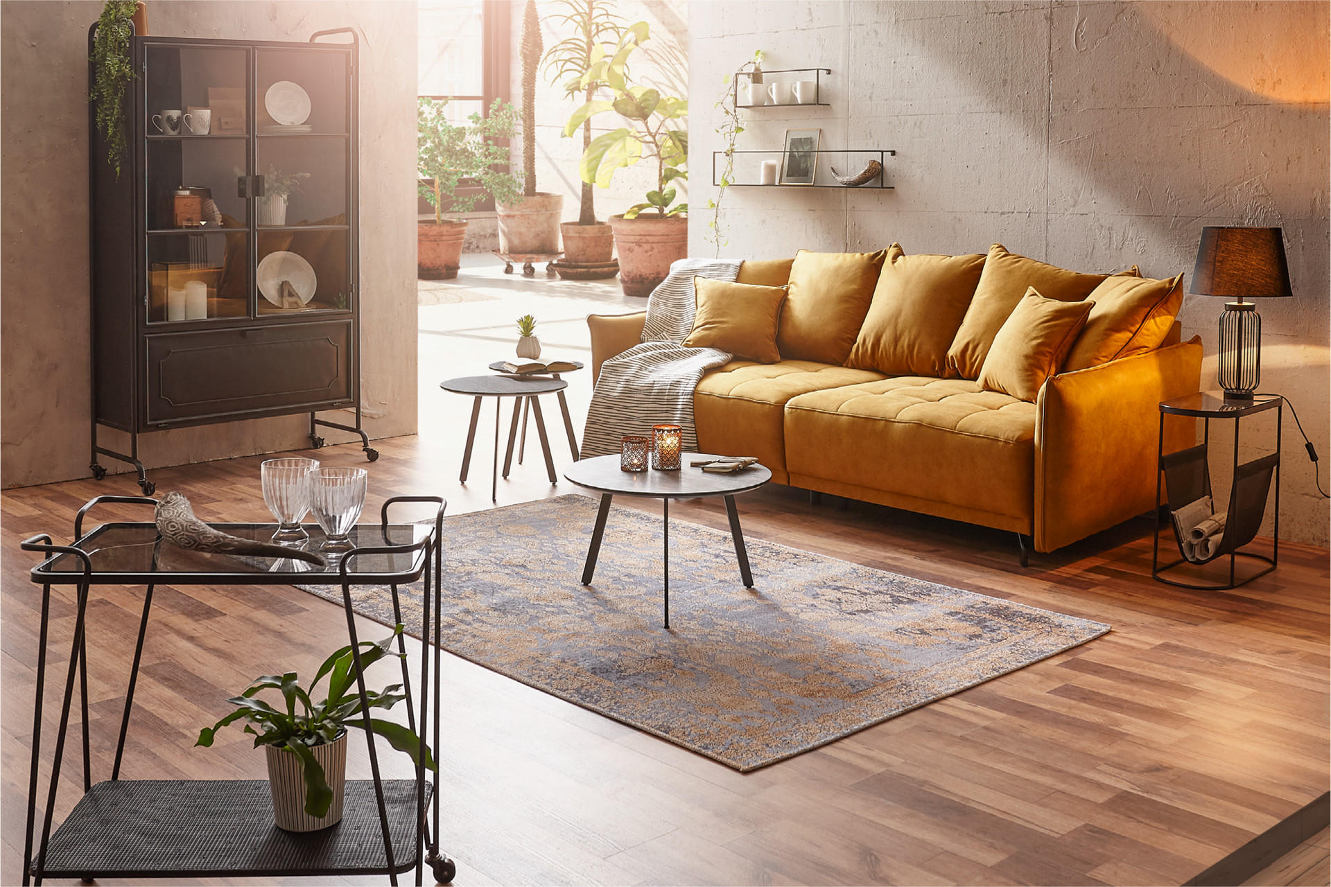 Pohovka v curry barvě a tmavý nábytek do obýváku