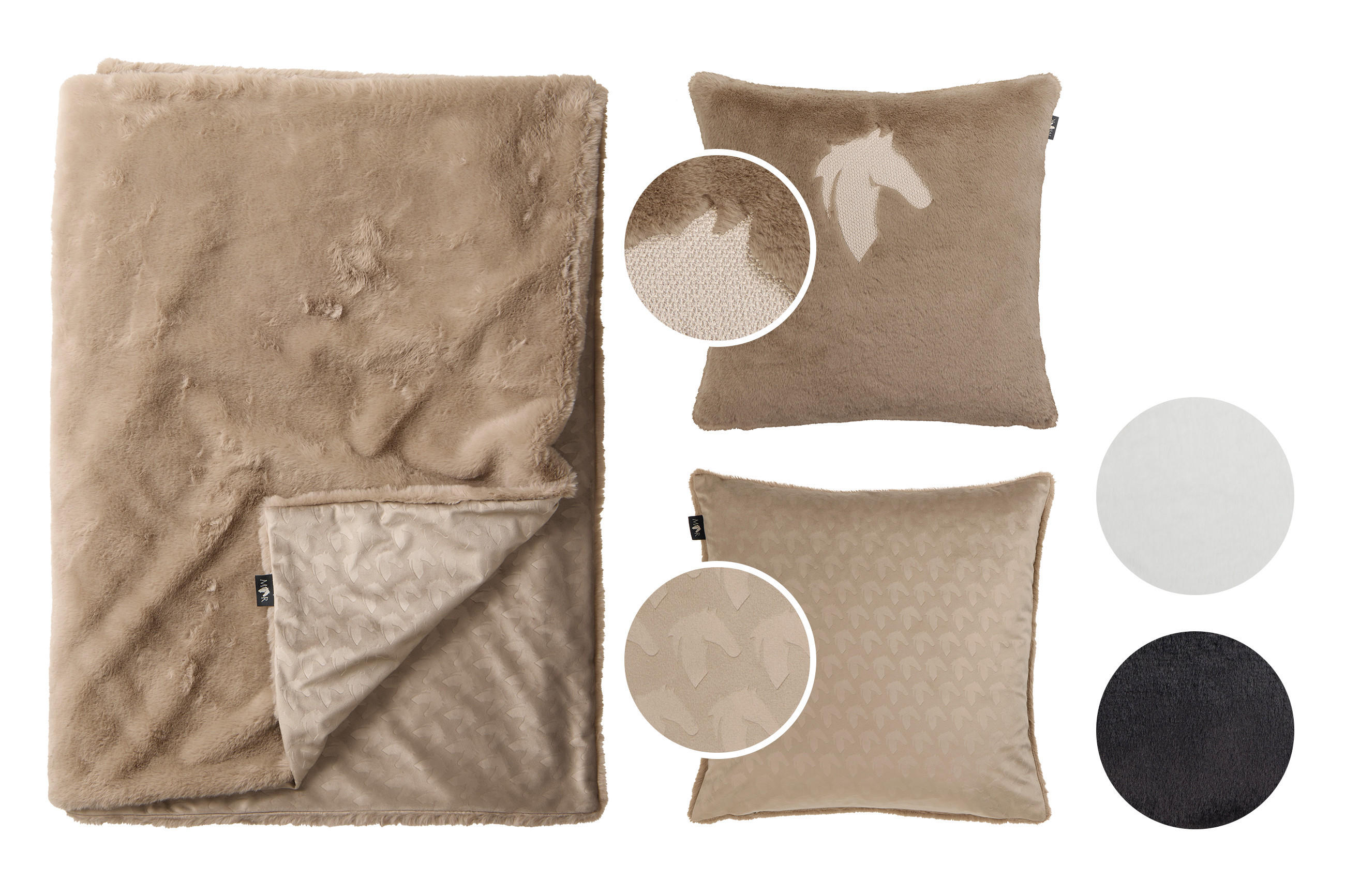 Beige Kuscheldecke mit weicher Oberfläche und passendem Kissen-Set von Marcel Remus Design. Zwei Kissen mit eingeprägtem Pferdekopf-Motiv, daneben Farbvarianten in Weiß, Beige und Schwarz