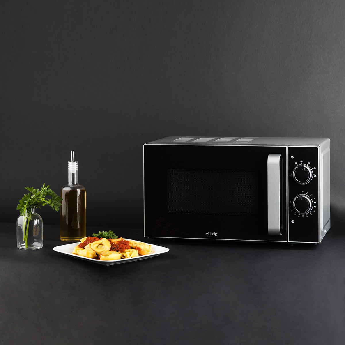 MIKROWELLE VIO4 Schwarz und Silber, Multifunktion 6 Heizstufen und Abtaufunktion-Timer, 700W - Silberfarben/Schwarz, Metall (29.5/18/25.5cm) - HKoenig