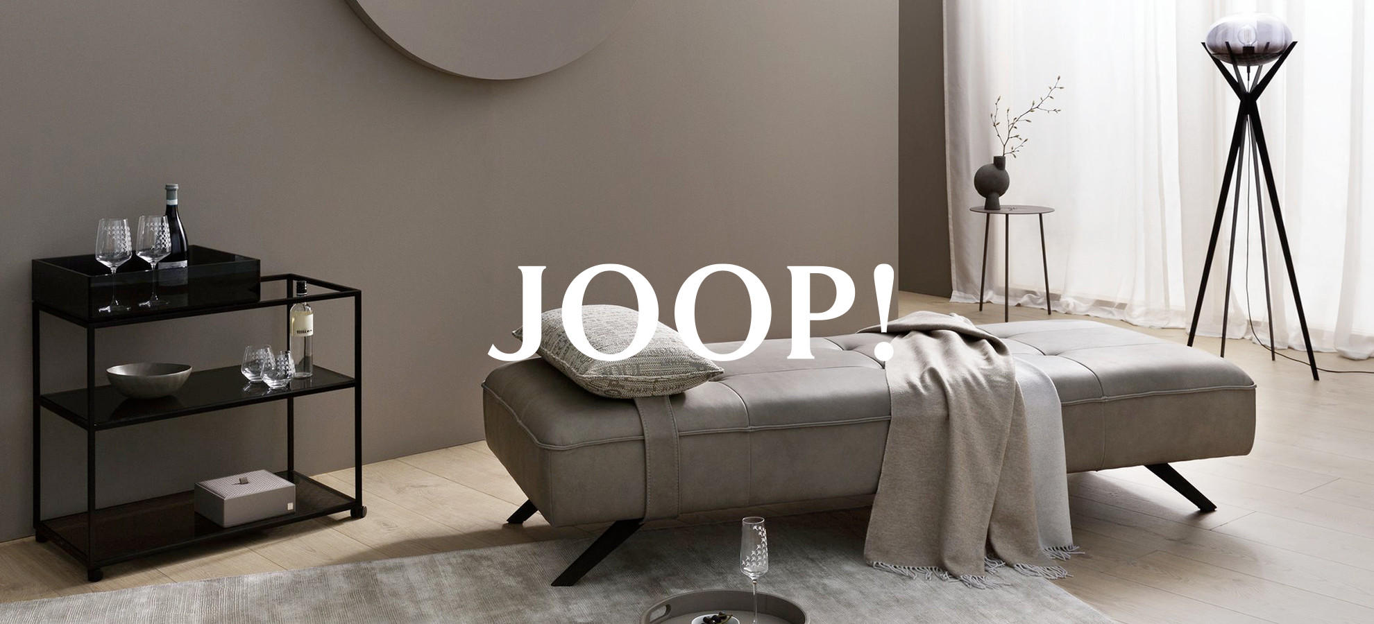 JOOP! Wohnzimmer mit Couch und Tablett 