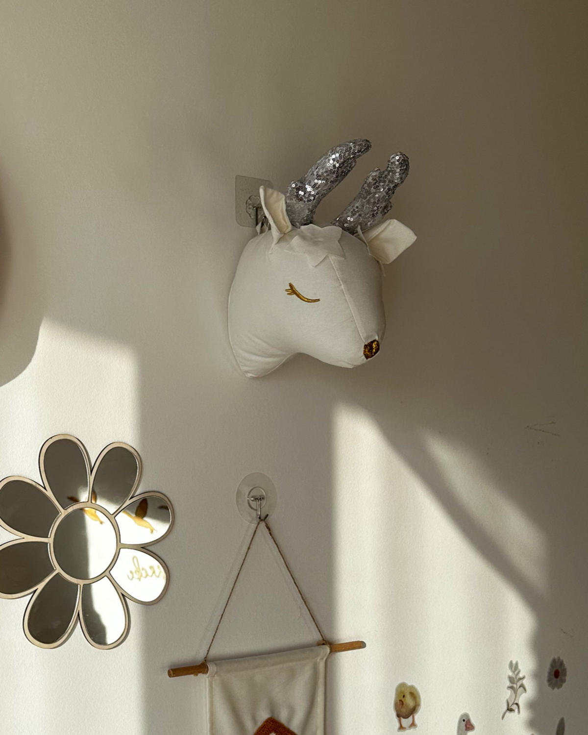 NÁSTĚNNÁ DEKORACE krémově bílá/stříbrná bílá Suzy - bílá, textil (20/29/18cm) - Beliani