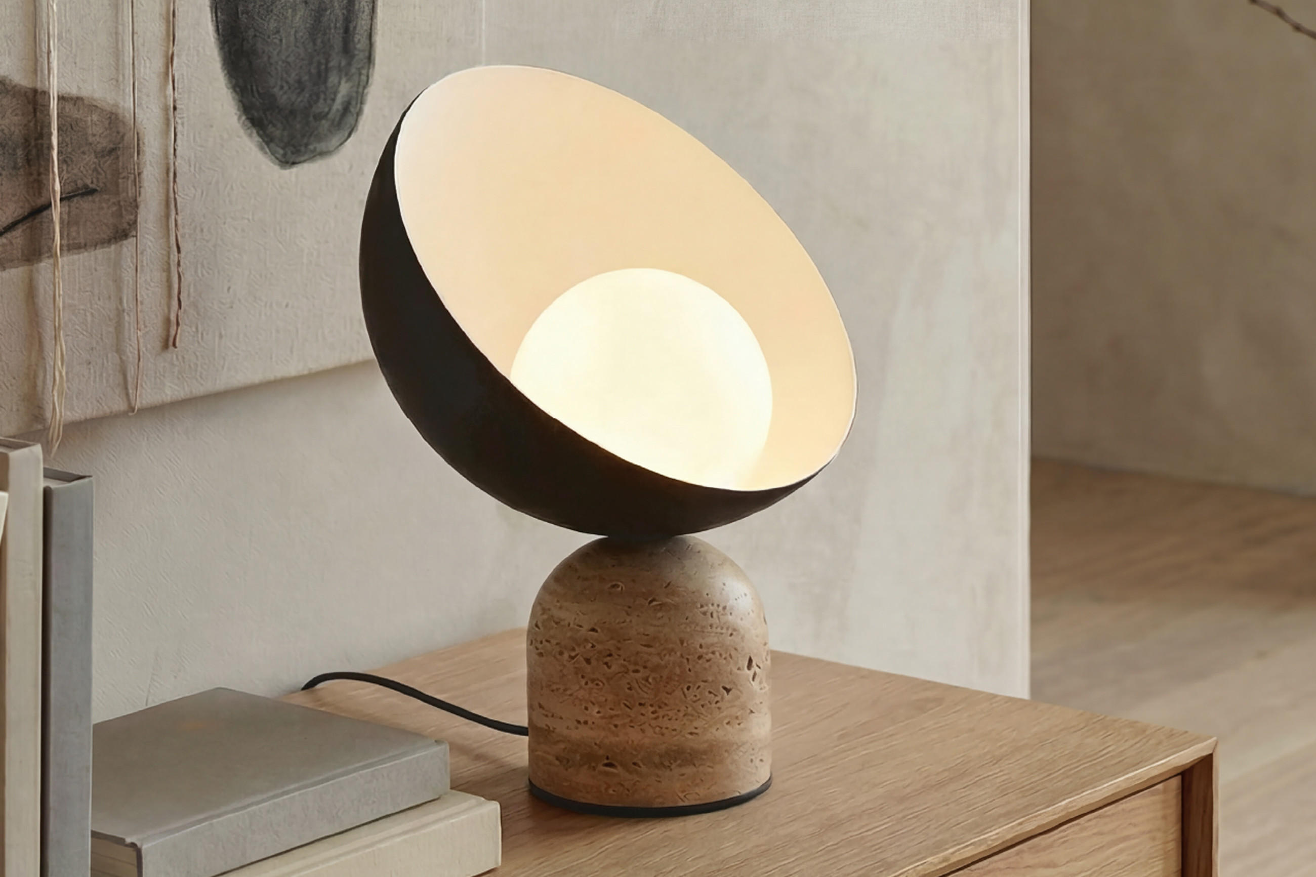 Tischleuchte der Marke MAYTONI auf einem braunen Sideboard