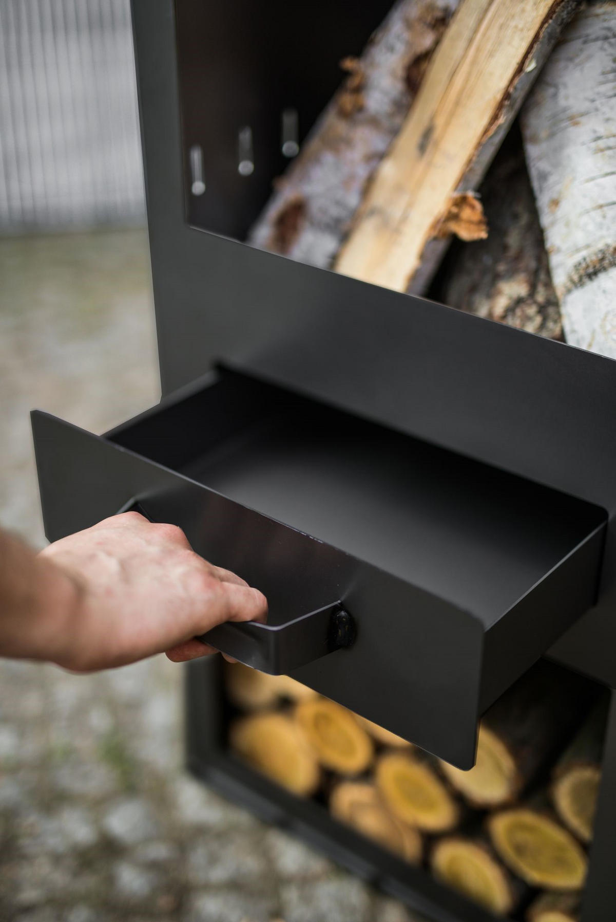 GARTENOFEN Delaware Stahl 150 cm mit Brennkammer & Holzlager - Schwarz, Metall (40/150/40cm) - Mr. Deko