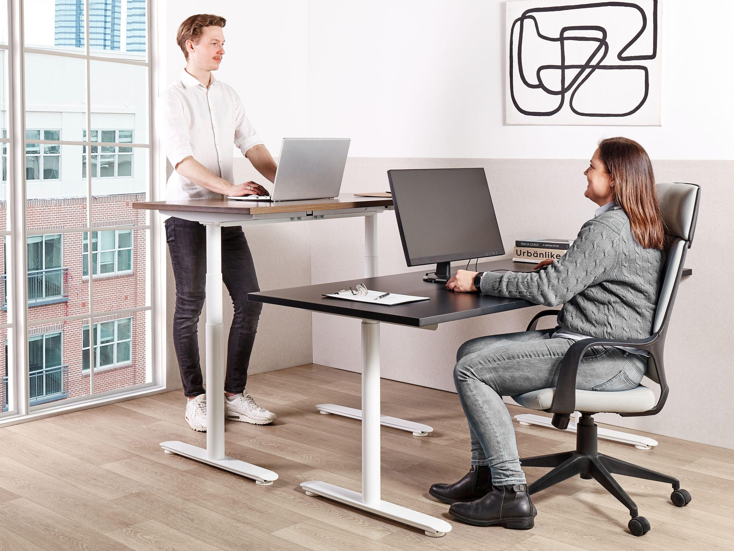 HÖHENVERSTELLBARER SCHREIBTISCH Elektrisch 160/72 cm Schwarz Destin IV - Schwarz/Weiß, Holzwerkstoff (72/160/67cm) - Beliani