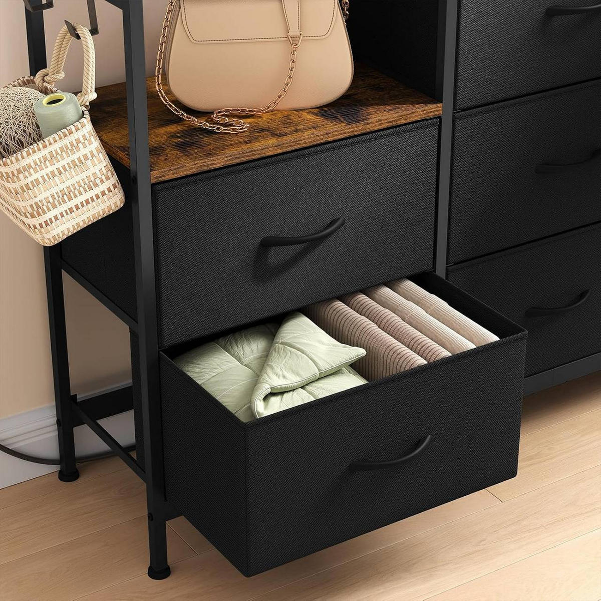 KOMMODE mit 8 Schubladen, 2 Steckdosen, Schwarz - Schwarz, Holzwerkstoff/Textil (132/88/30cm) - Woltu