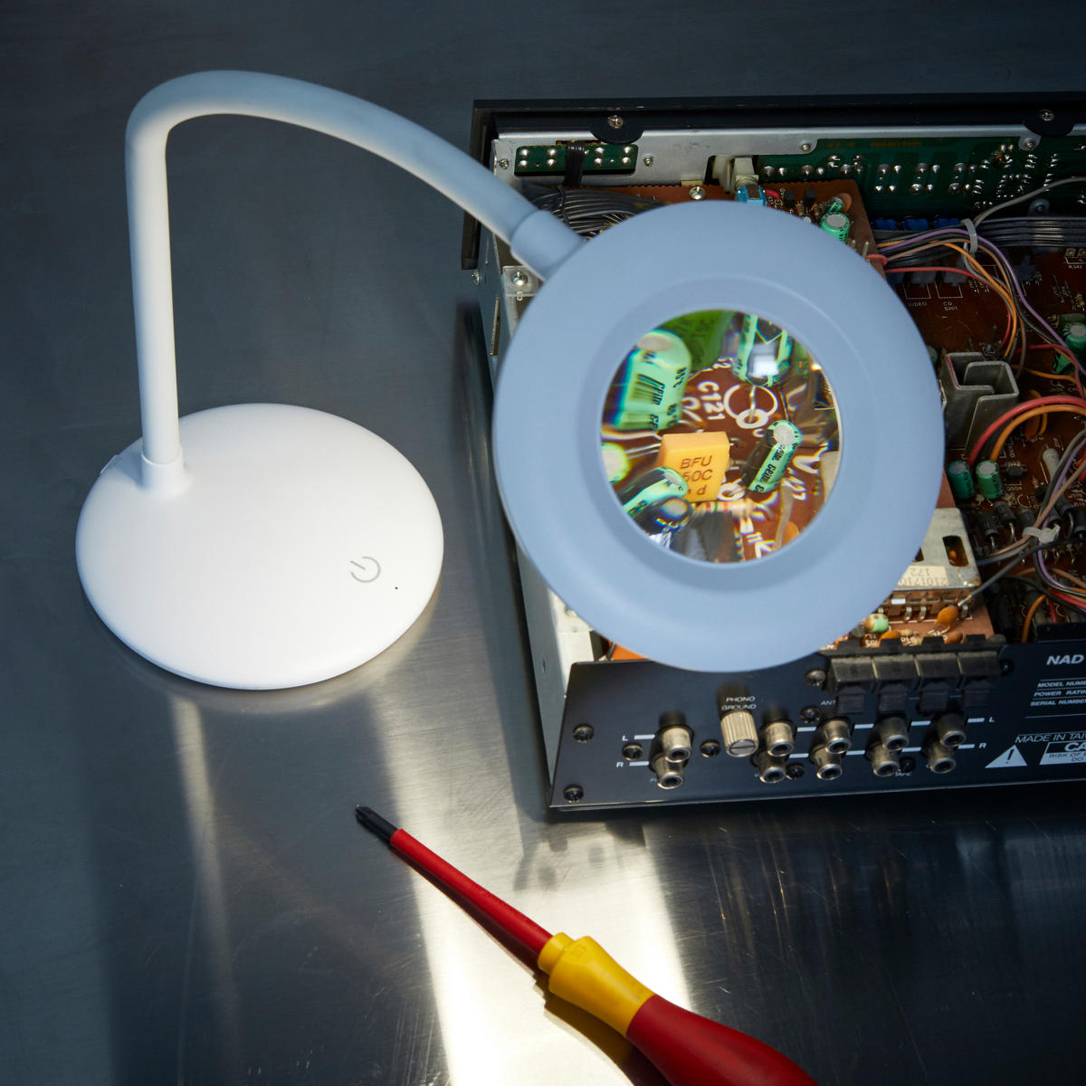 LED-LUPENLAMPE - aufladbar mit Tischstandfuß und 3x Vergrößerung für präzises Arbeiten, 2,5 Stunden Laufzeit - Weiß, Kunststoff (12.4/12.4/33cm) - Northpoint