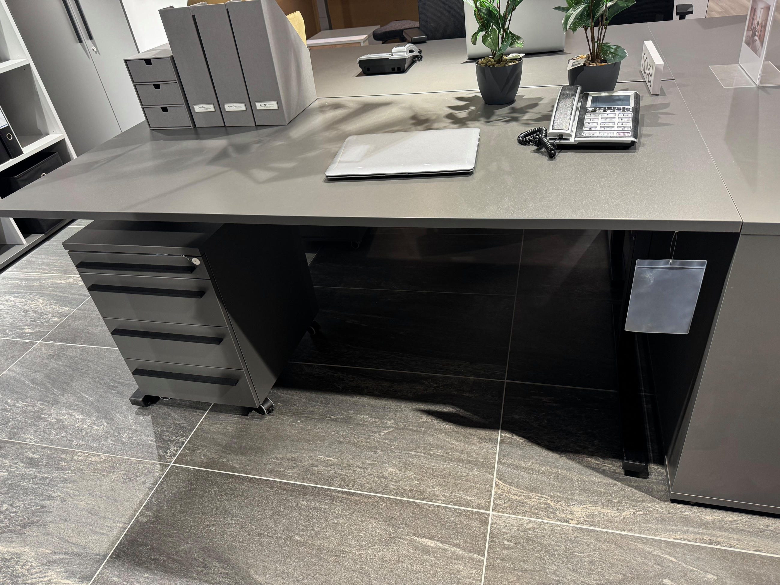 Schreibtisch inkl. Rollcontainer - Novel