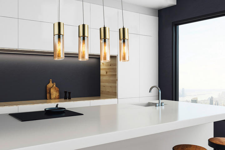weiße Kücheninsel mit Hängeleuchte