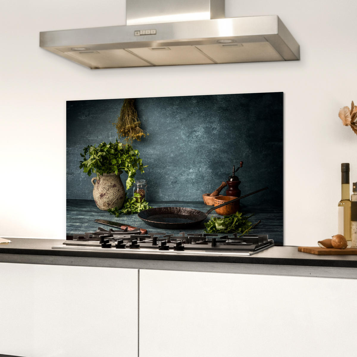 SPRITZSCHUTZ KÜCHE Kräuter - Gewürze - Pfanne - Messer - Grau - Rustikal 60x40 cm - Petrol, Metall (60/0.3/40cm) - MuchoWow