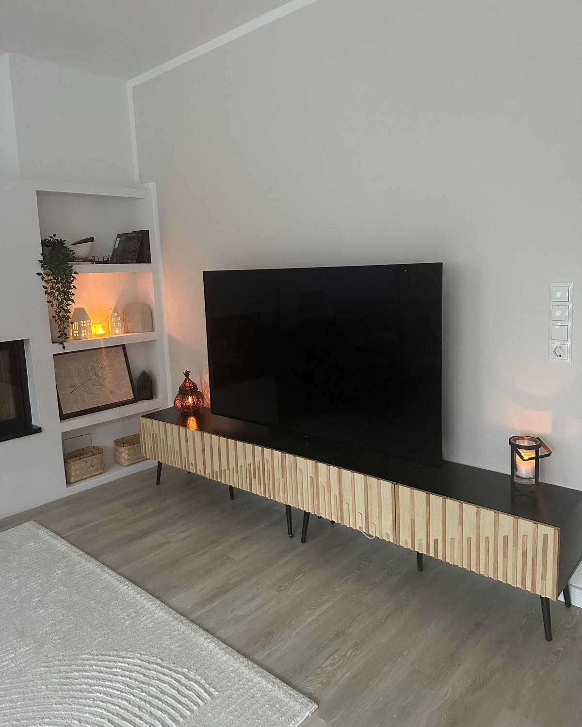 COMODĂ TV deschisă nuanță de lemn/neagră Dalcross - negru/maro deschis, compozit lemnos (120/45/36cm) - Beliani