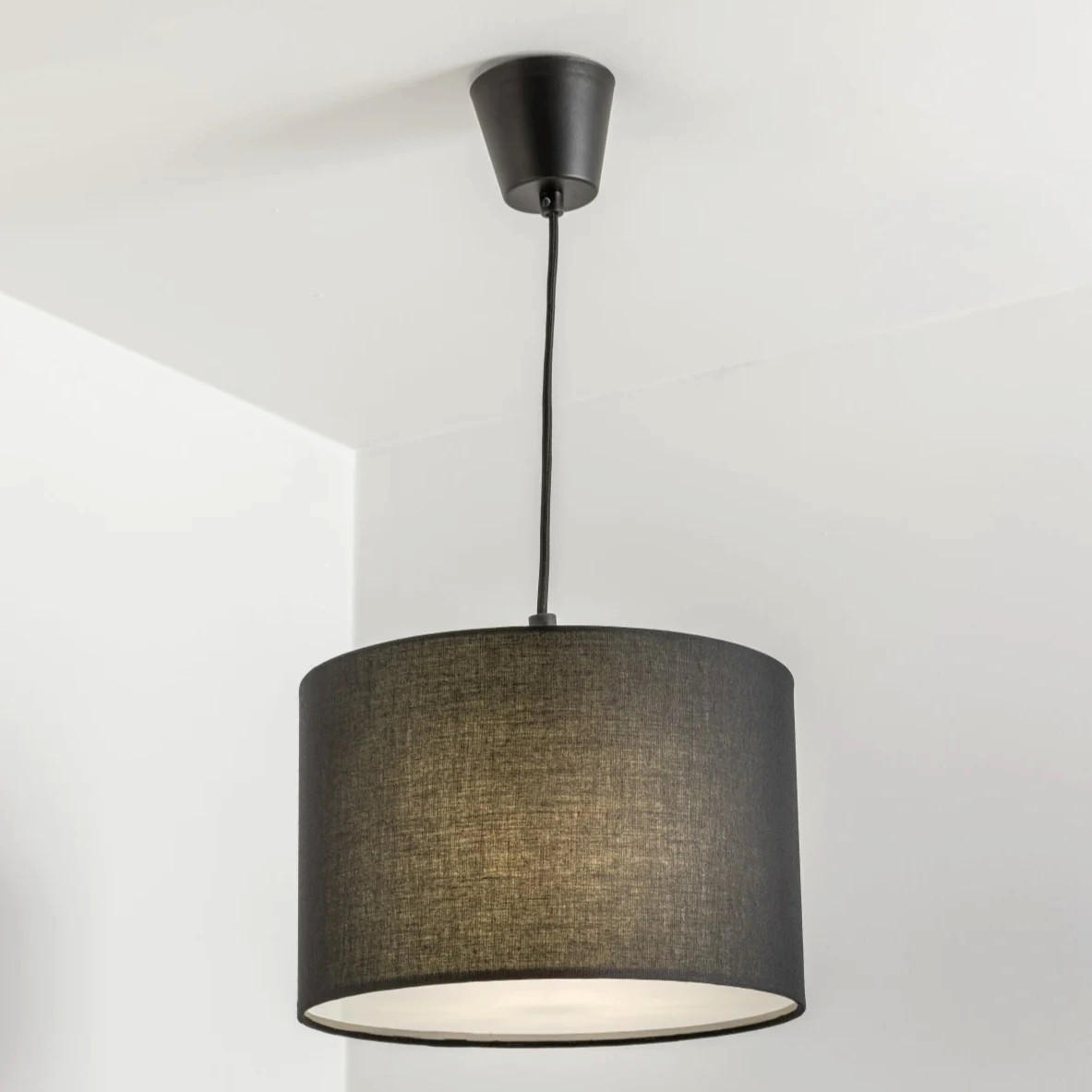 DECKENLAMPENHAUS LUCIA Schwarzer Stoff mit mattiertem Diffusor - Schwarz, Textil (30/30/20cm) - CGC Europe
