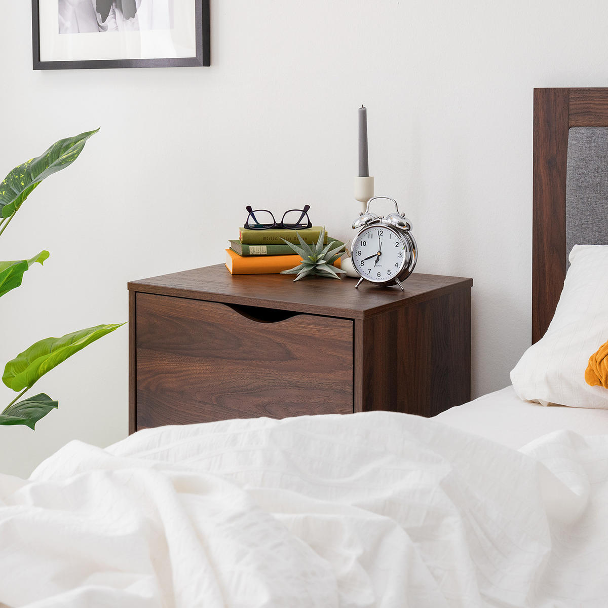 NACHTKOMMODE mit 1 Tür - Walnuss Dekor - Walnussfarben/Schwarz, Holzwerkstoff (50/65/39cm) - home24