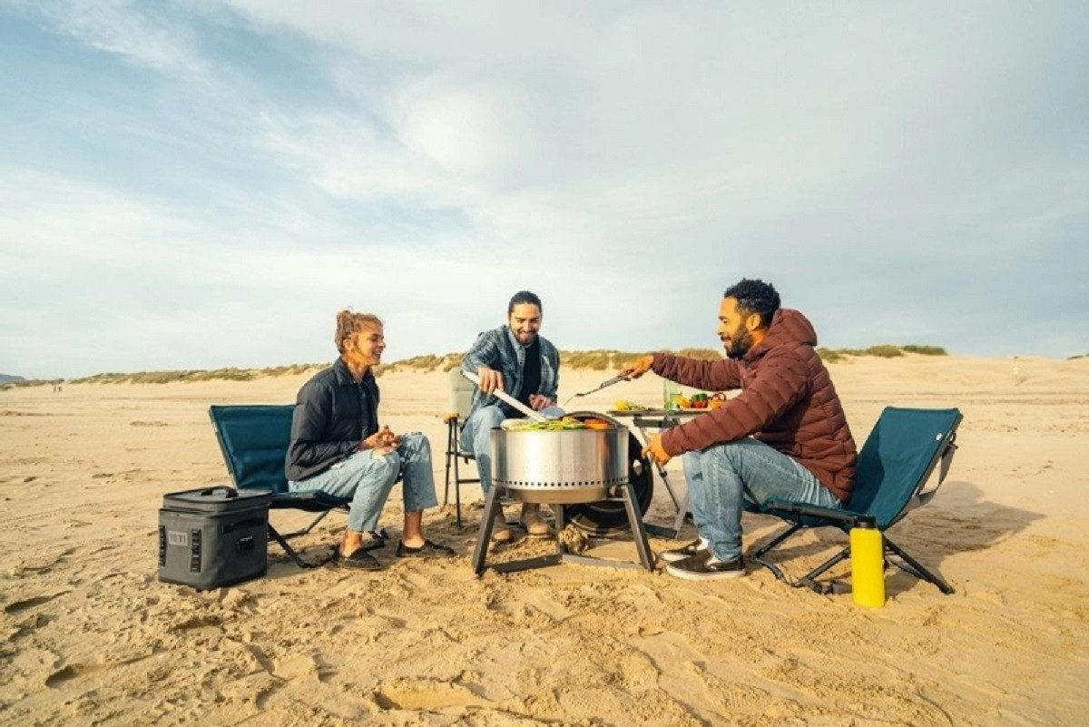 HOLZKOHLEGRILL Edelstahl mit Standfuß Ø 55,9 cm tragbar - Silberfarben, Metall (55.9/74.7/55.9cm) - Solo Stove