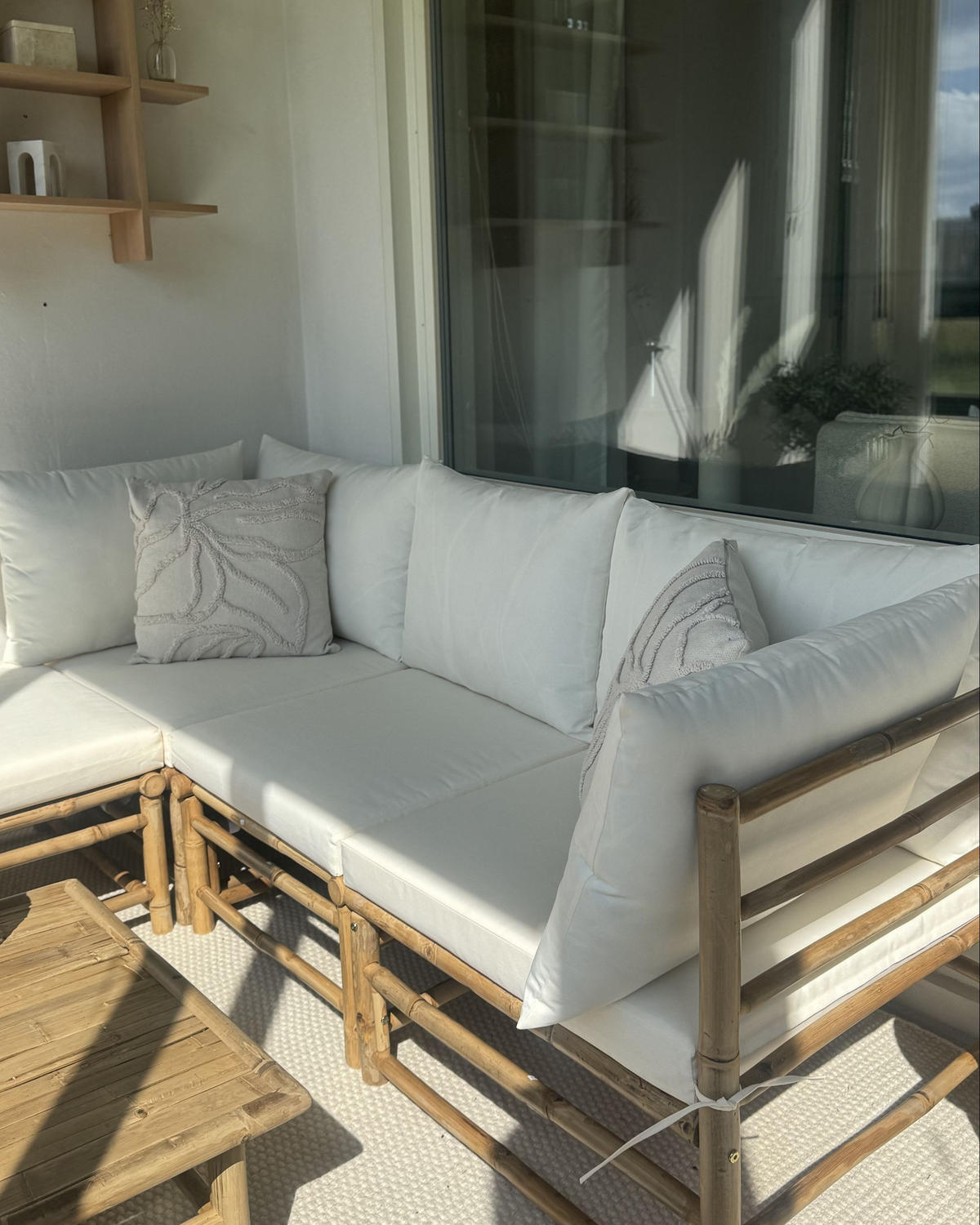 LOUNGE set cu 4 locuri lemn de bambus maro deschis 3 piese perne alb crem Cerreto - crem, lemn - Beliani