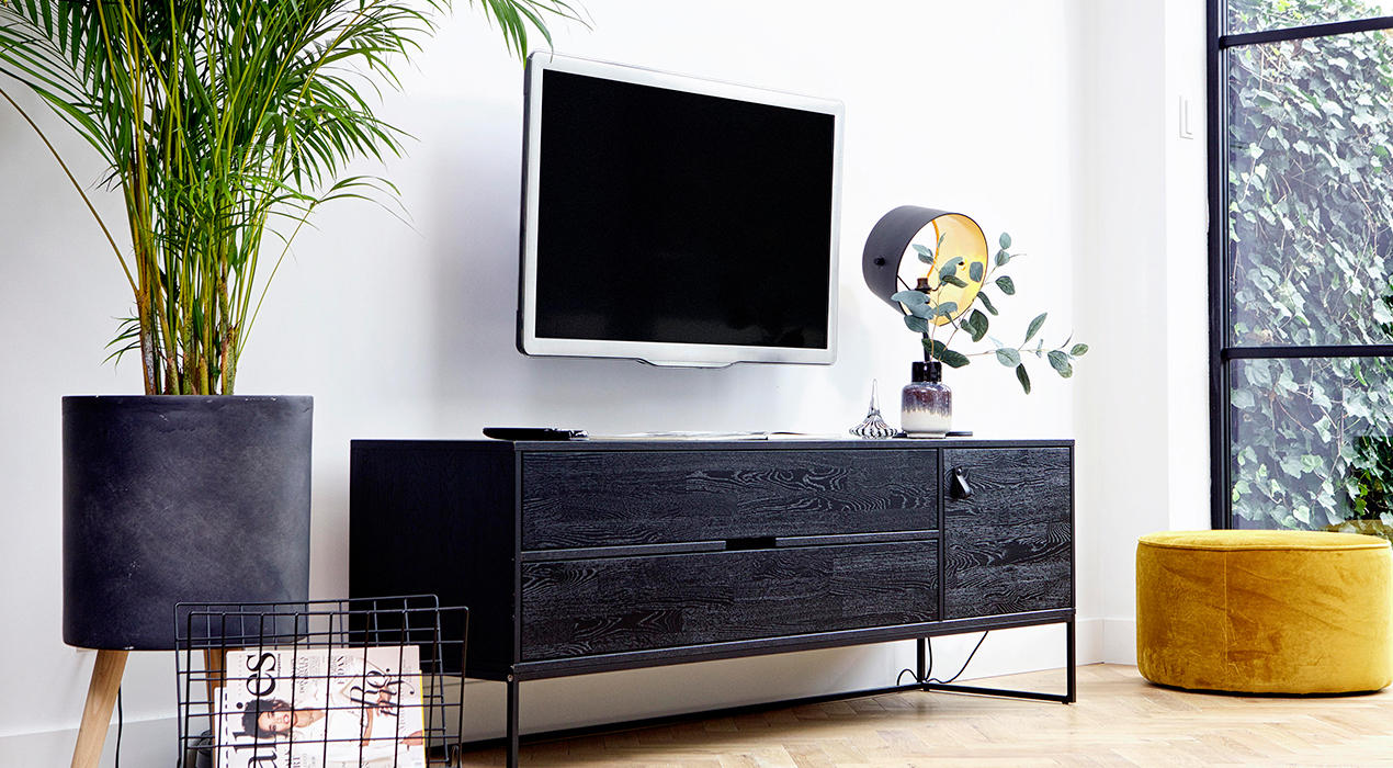 Schwarzes Lowboard aus Holz und Metall mit 2 großen Schubladen und einer Tür.
