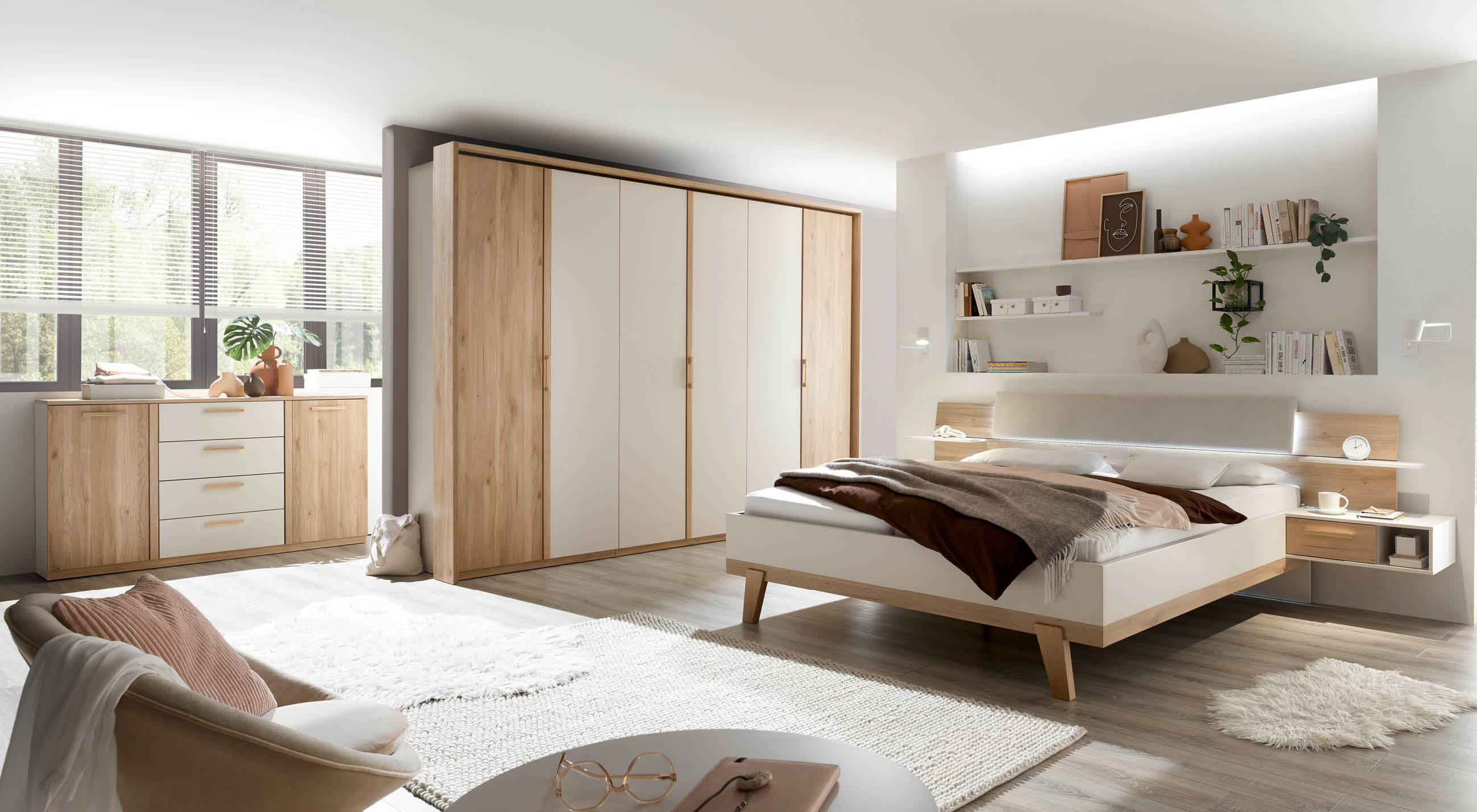 Ein gemütliches Schlafzimmer mit einem Bett, einer Kommode und einem Kleiderschrank.