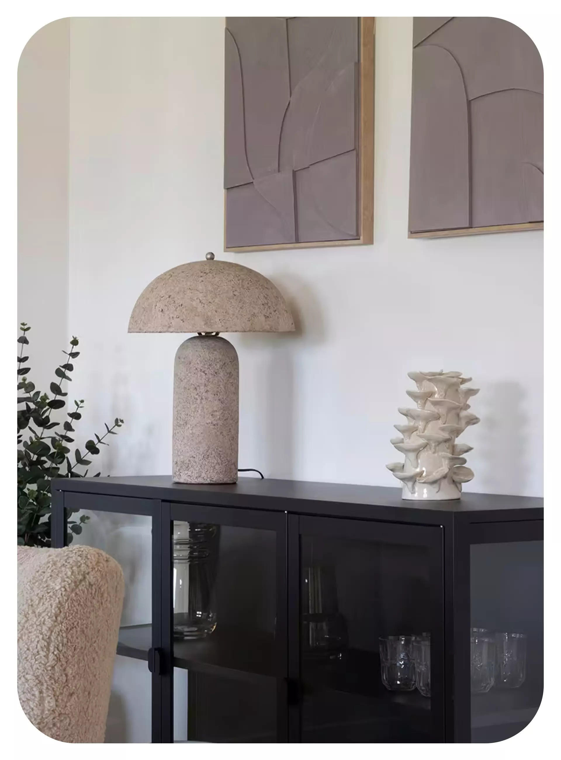 odkládací stolek, stolní lampa, dva obrazy