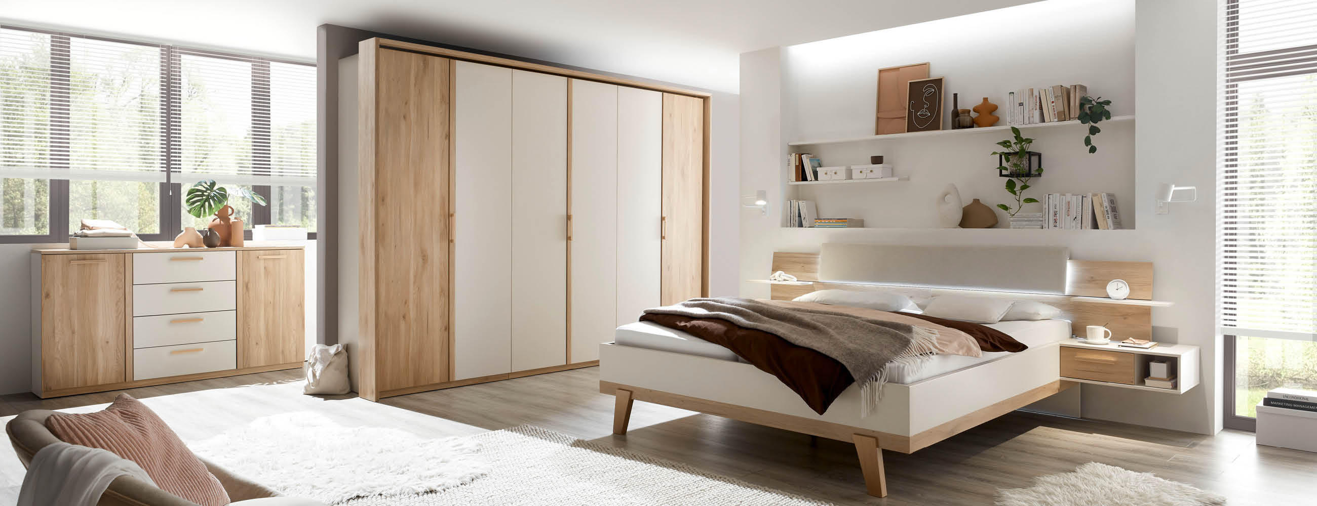 Ein gemütliches Schlafzimmer mit einem Bett, einer Kommode und einem Kleiderschrank.