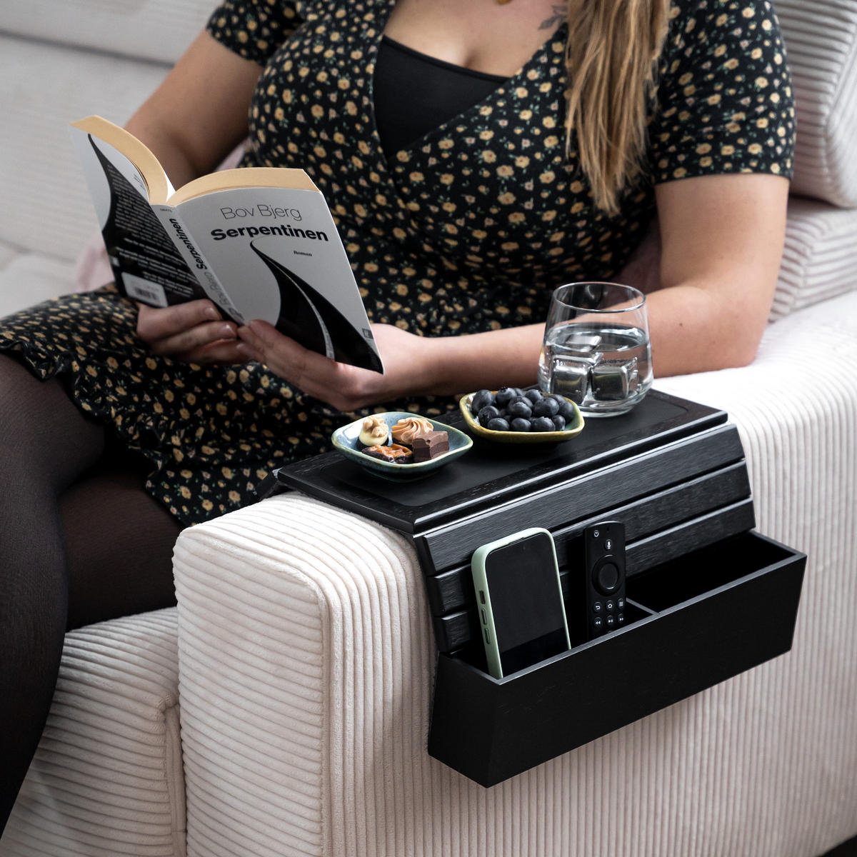 ARMLEHNEN-SOFATABLETT mit seitlichen Fächern, rutschfeste Silikonablage, Bambus, schwarz - Schwarz, Naturmaterialien (47/6/34cm) - eluno