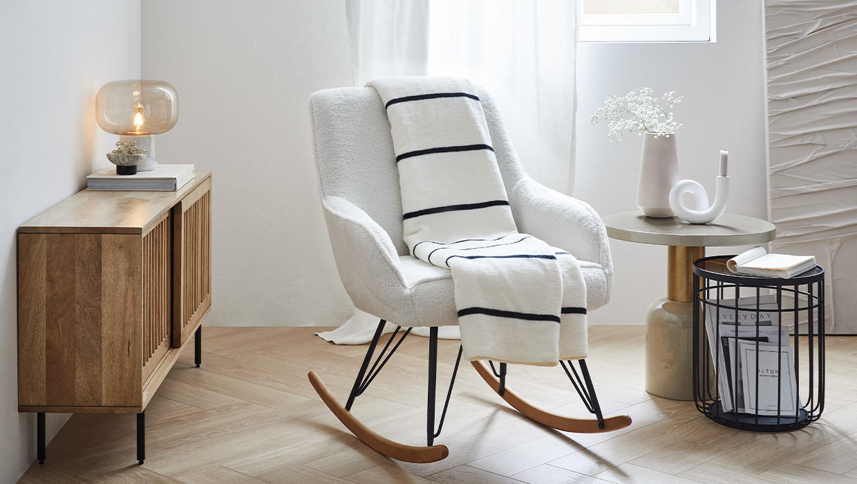 Schaukelstuhl mit Holzbeinen