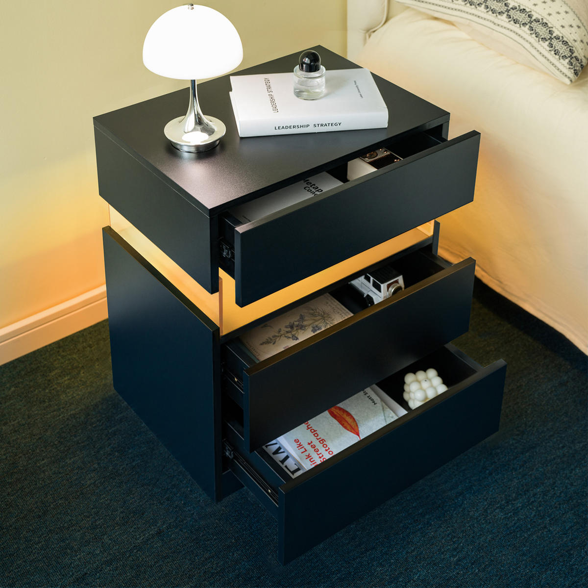 NACHTTISCH 48/38/61 cm mit 3 Schubladen & LED-Beleuchtung in Schwarz - Schwarz, Holzwerkstoff (38/61/48cm) - BEAOK