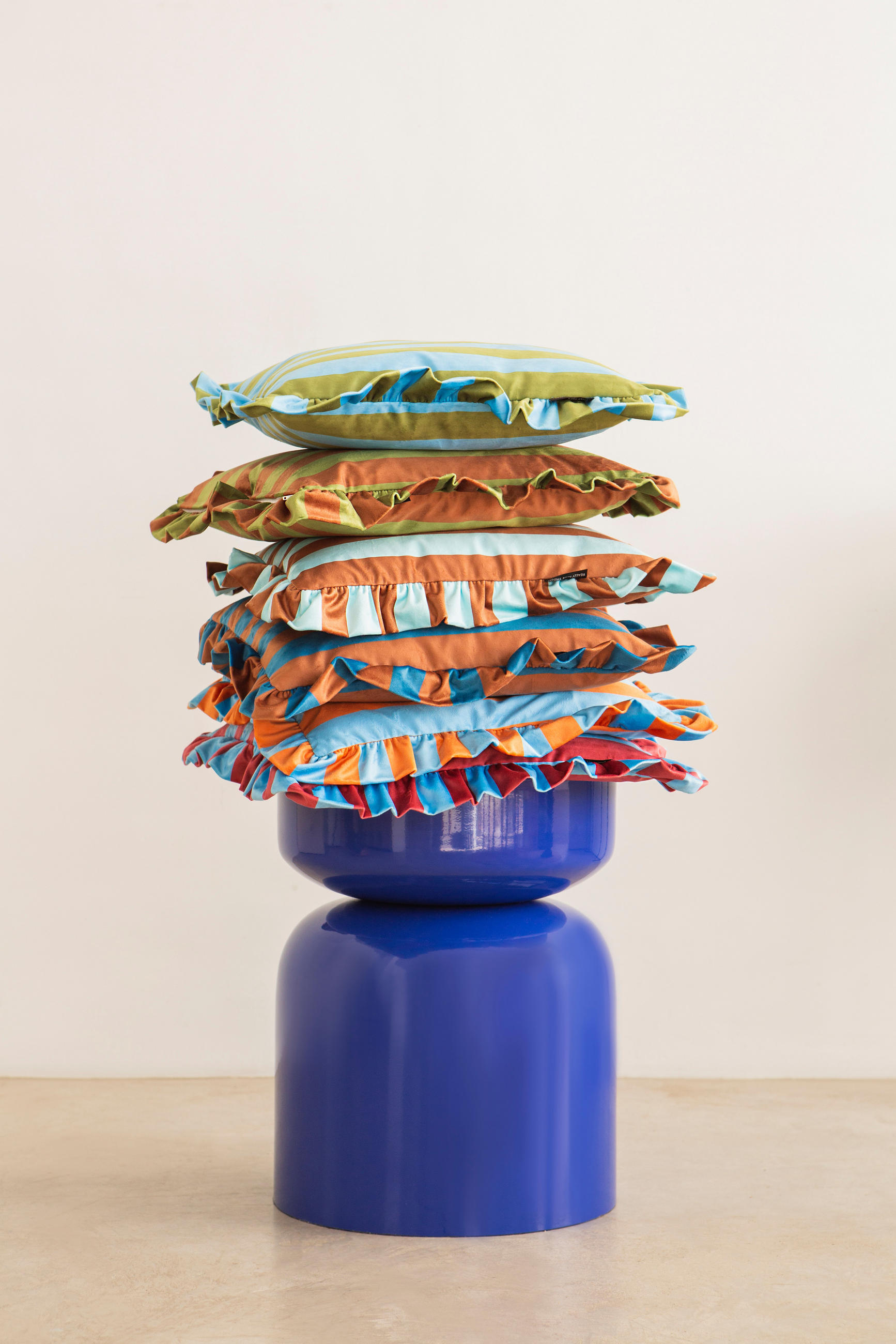 KISSEN aus bedrucktem Samt mit plissiertem Volant, orange und blau RUFFLE - Blau/Orange, Textil (55/55cm) - RNT By Really Nice Things