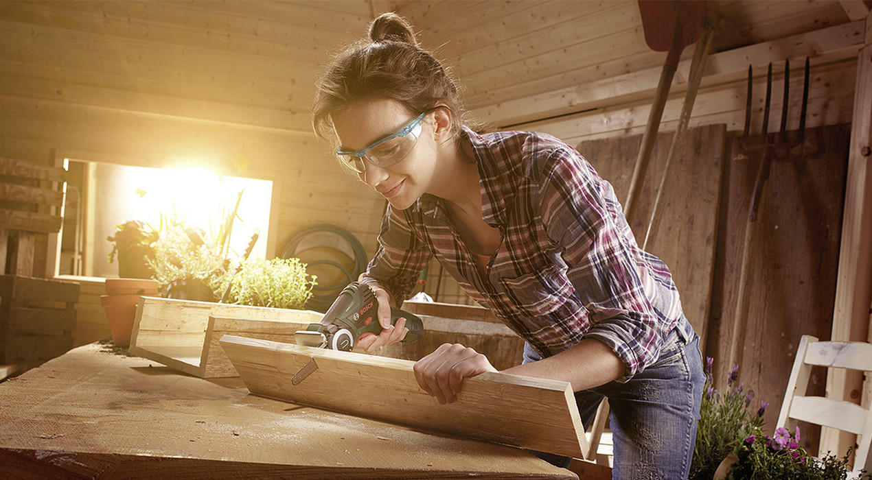 BOSCH Werkzeuge Frau beim handwerken