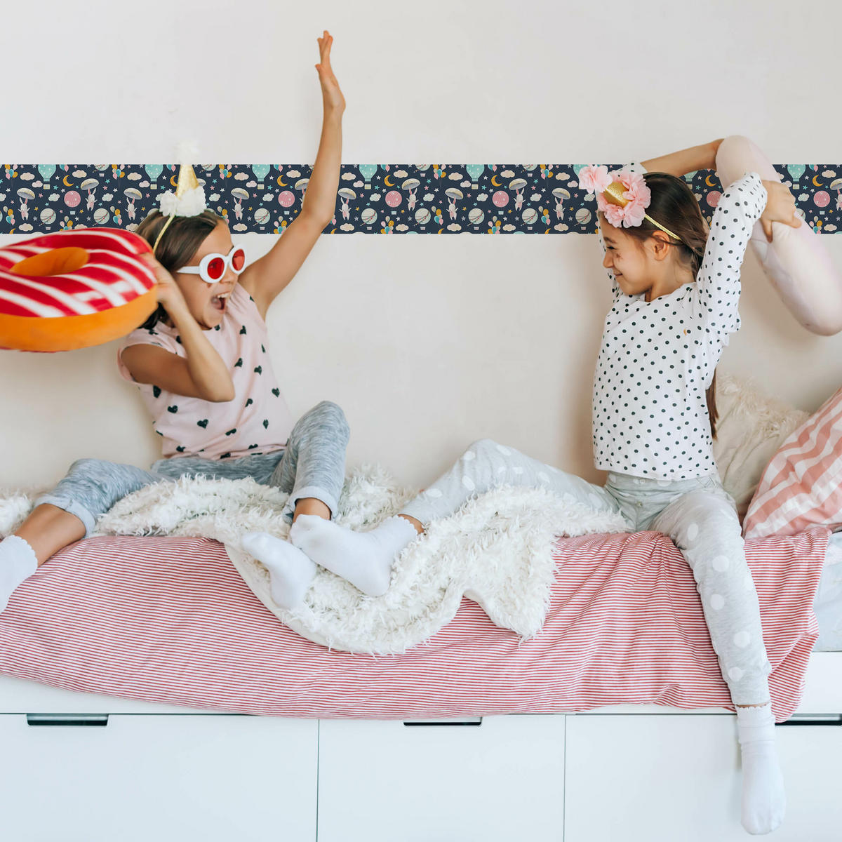 TAPETENBORDÜRE selbstklebend KANINCHEN Luftballons Wolken Sterne - Blau/Beige, Papier (10/300/300cm) - Muralo