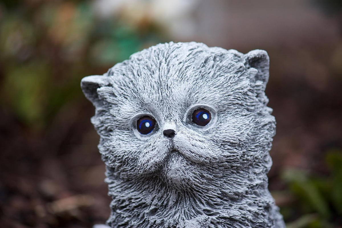 STEINFIGUR Perser Langhaar Katze Kitten mit Spielzeug, Steinguss, Frostfest - Grau, Stein (11/16/11cm) - stoneandstyle