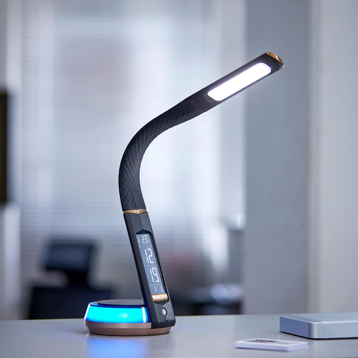 LED-SCHREIBTISCHLAMPE - mit QI-Ladestation, Touch-Dimmer und integrierter Uhr für angenehme Beleuchtung, Schwarz - Schwarz, Kunststoff (13.7/13.7/54.5cm) - Northpoint