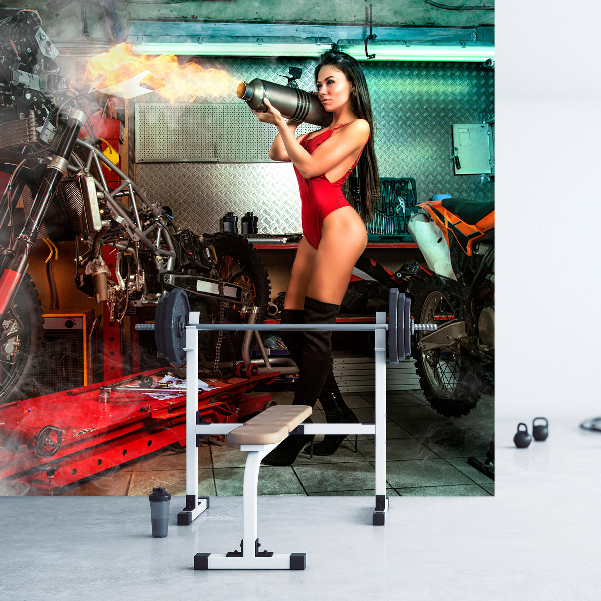 FOTOTAPETE Frau mit Brenner Garage Motorräder Werkzeuge 500x350 - Beige/Rot, Papier (500/350cm) - Muralo