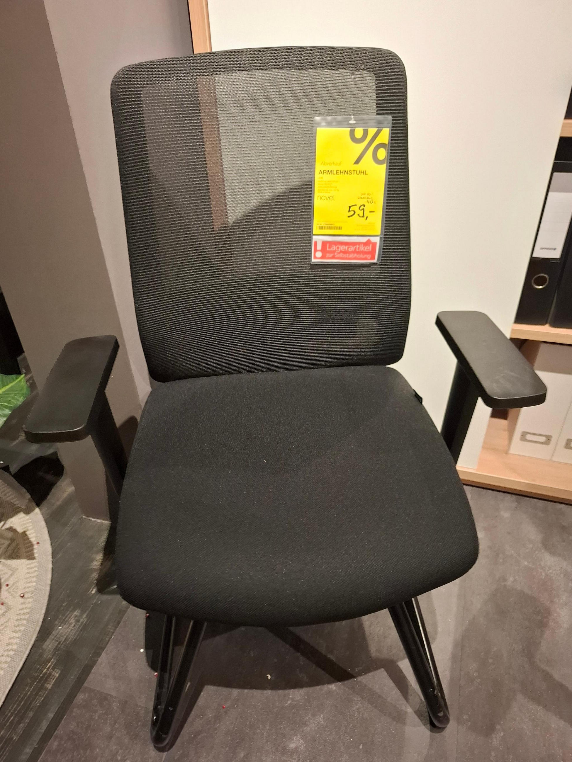 ARMLEHNENSTUHL - Novel