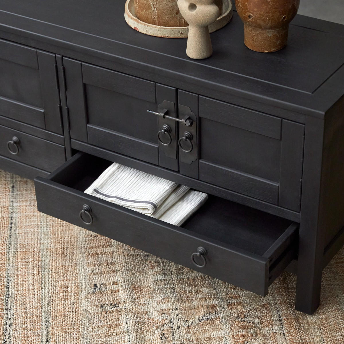 TV-SCHRANK Thaki Black Schwarz aus Pinie - Schwarz, Holz (140/55/40cm) - Tikamoon