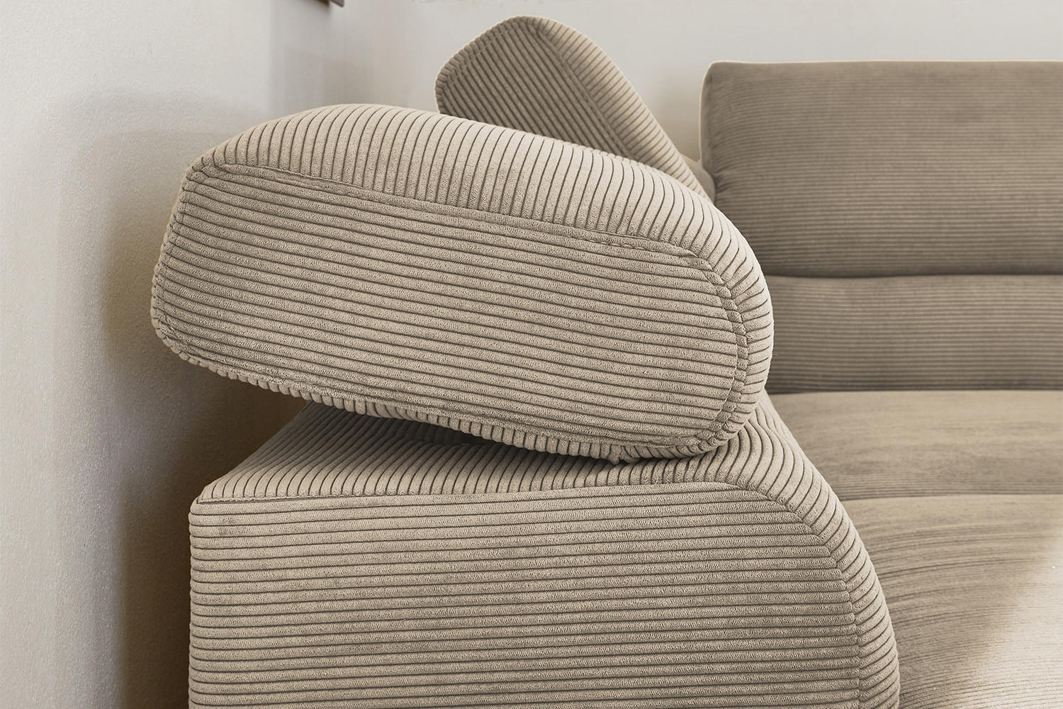 ECKSOFA MIT MOTORISCHEM SITZVORZUG DELIA Beige Cord - Beige/Schwarz, Textil/Metall (276/219cm) - KAWOLA