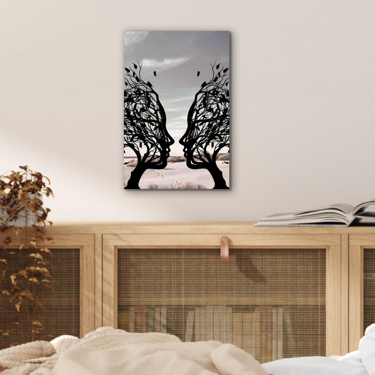 KOVOVÝ OBRAZ Pláž - more - ľudia - strom - moderné umenie 20x30 cm - svetlosivá, kov (20/30cm) - MuchoWow