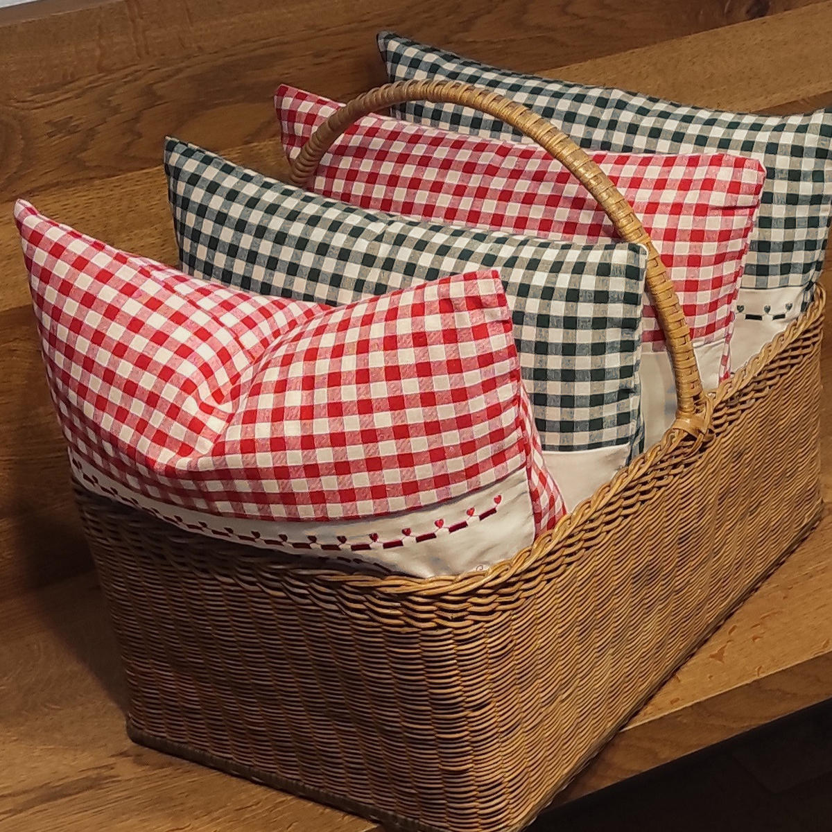 KISSENHÜLLE Herz rot 40/40 cm Landhaus-Stil Stickerei mit Reißverschluss - Beige/Rot, Textil (40/40cm) - wometo