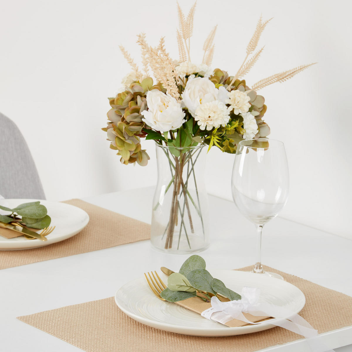 TISCHGRUPPE 80/80 cm in weiß mit 2 Stühlen grau - Weiß/Grau, Holz/Textil (80/88/80cm) - Homestyle4u